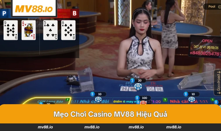 Người chơi tập trung tại bàn baccarat trong casino tại MV88.